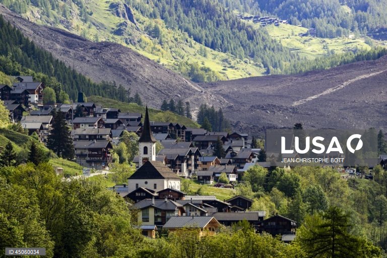 Swiss village buried after collapse of glacier