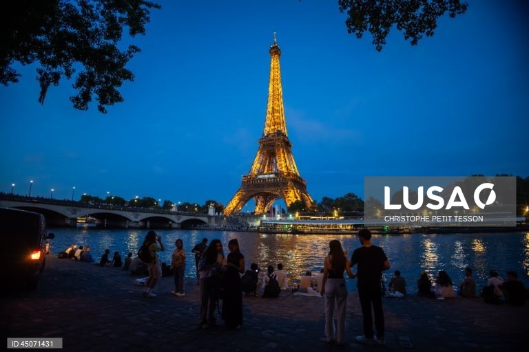 Eiffel Tower lights a message to support Paris