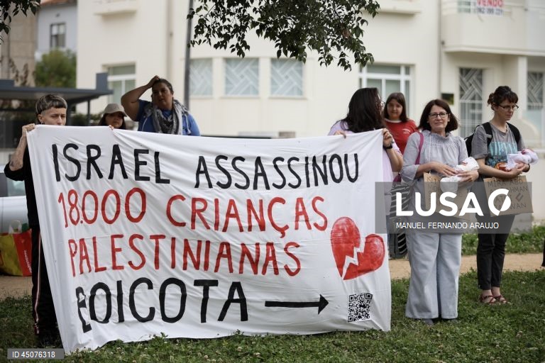 Com bonecos como bebés, cidadãos evocam no Porto morte de crianças palestinianas