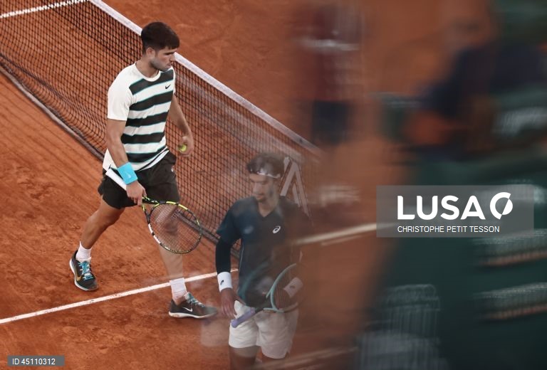 Musetti desiste e Alcaraz defende título frente a Sinner no Roland Garros