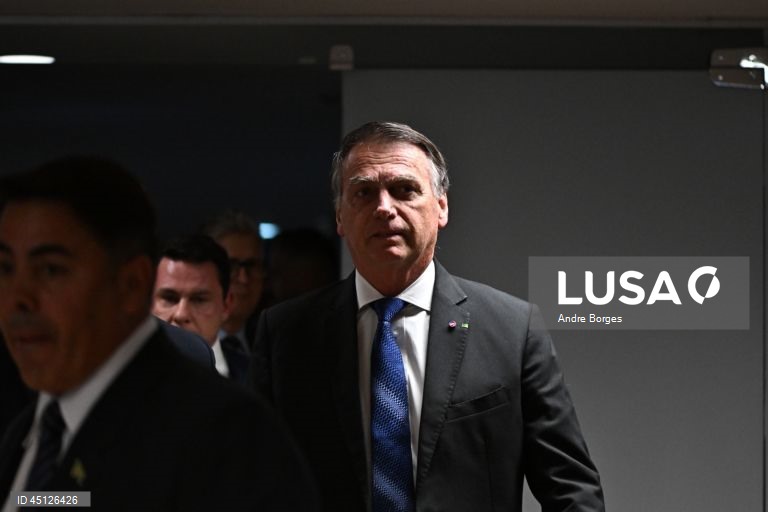 MP brasileiro dá aval a prisão domiciliária a Bolsonaro, hospitalizado com pneumonia