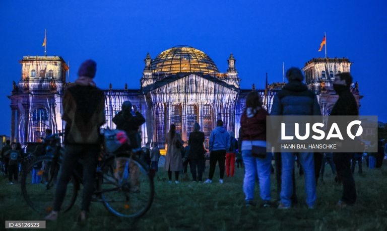 Light installation commemorates the Christo wrapping of the Reichstag