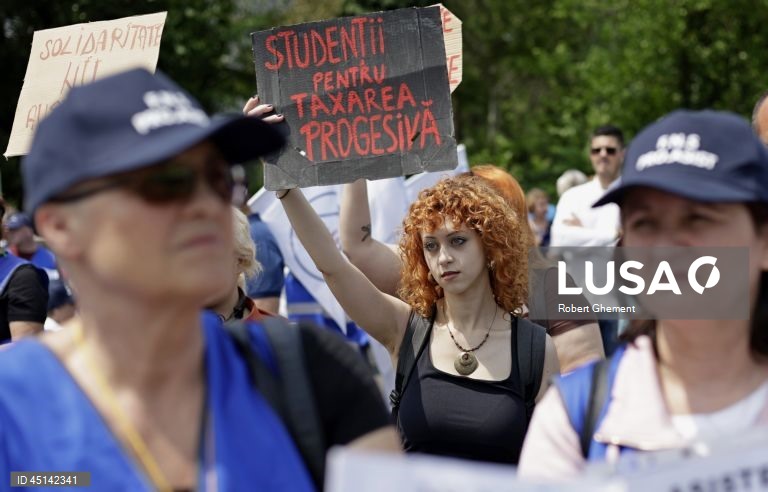 Trade union confederations protest outside presidential palace in Bucharest
