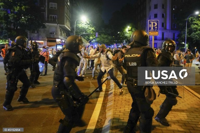 Protesters demand resignation of Spanish President of Government Pedro Sanchez