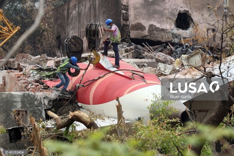 Identificadas mais de 200 vítimas da queda do Boeing 787 na Índia