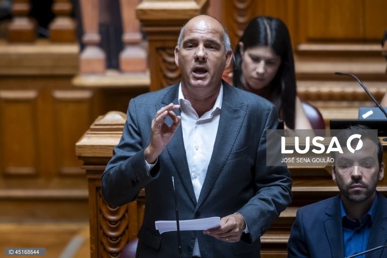 PCP diz que programa “cheira a troika”, Montenegro critica velho comunismo imobilista