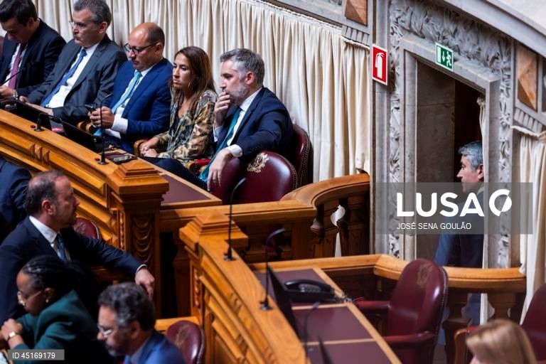 Carneiro diz que foi informado de decisão de Pedro Nuno suspender mandato de deputado