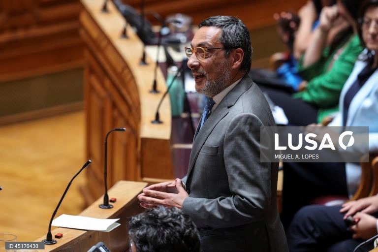 Deputados e ex-governantes do PS indignados com “demolição de princípios e de barracas”