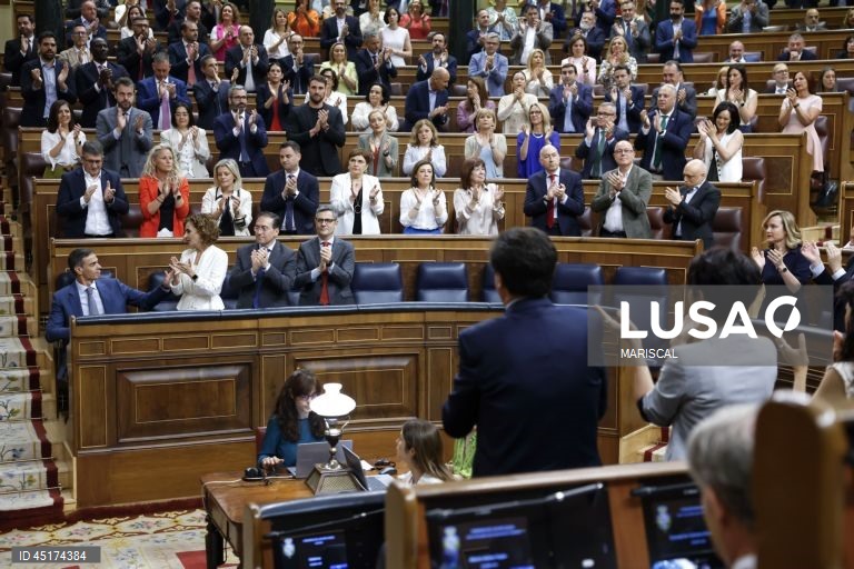 Sánchez afasta financiamento ilegal no PSOE entre gritos de demissão de deputados