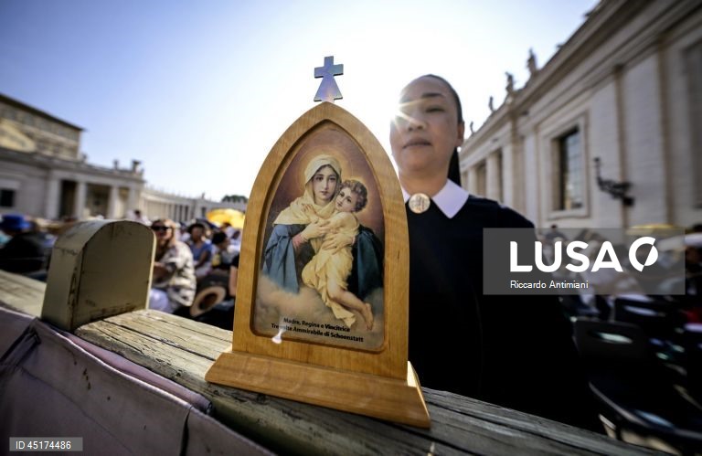 Faithful gather for Pope Leo XIVs general audience in Saint Peters Square