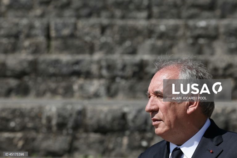PS francês anuncia moção de censura ao Governo por reforma das pensões