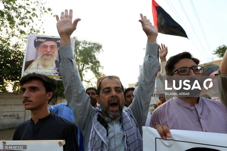 Pakistani Shiite Muslims rally in solidarity with Iranian people