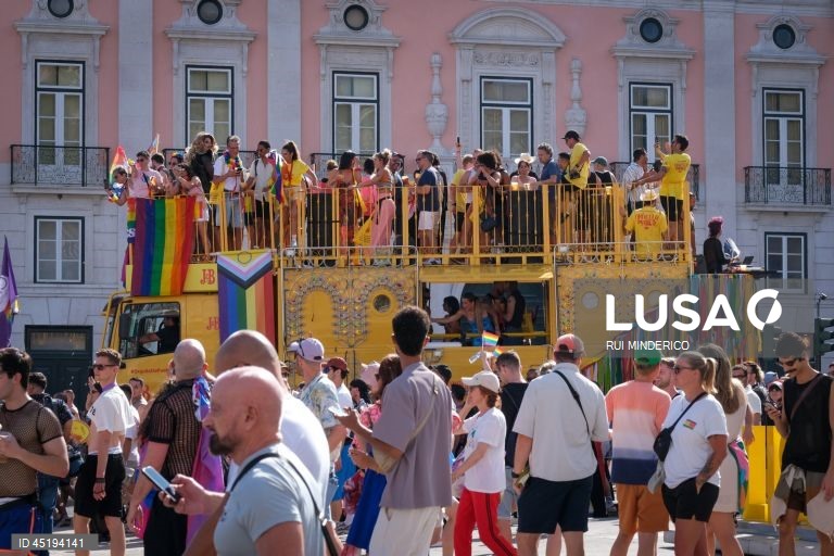 Milhares de pessoas na Avenida da Liberdade em Lisboa para reivindicar direitos LGBTI+