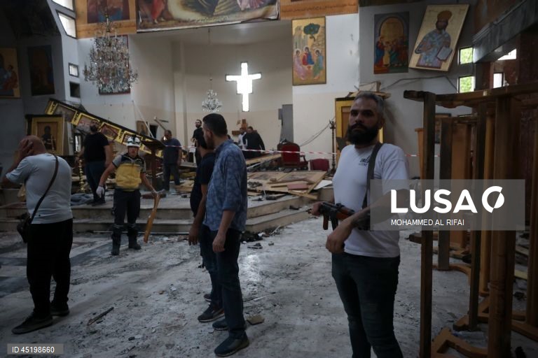 Atentado numa igreja em Damasco faz pelo menos 20 mortos, autor ligado ao Estado Islâmico