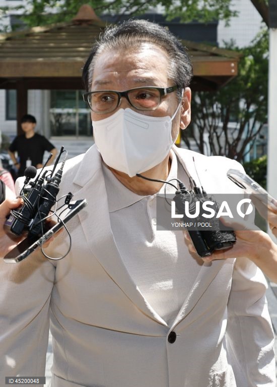 Shaman at Seoul court over alleged violation of political funds act

