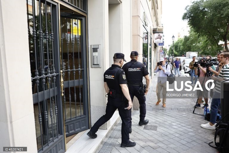 Spanish police check parcels received by former PSOE Secretary of Organization Santos Cerdan