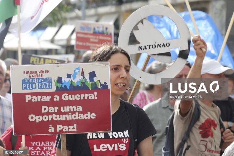 Protesto da CGTP junta dezenas de pessoas em Lisboa contra corrida ao armamento
