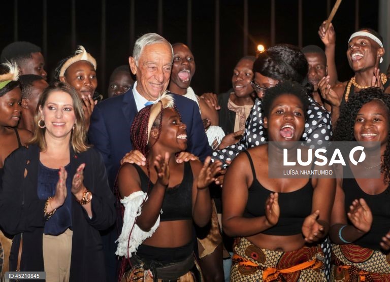 Marcelo vê Moçambique a “olhar para o futuro” e anuncia visita de Chapo a Lisboa