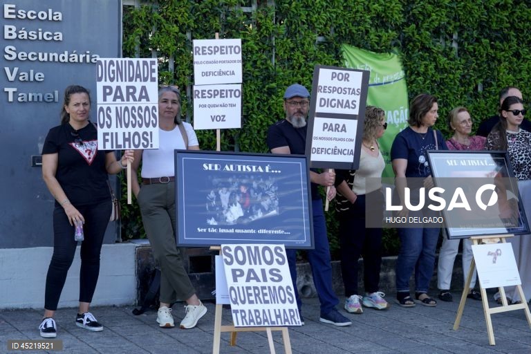 Pais protestam por escola não renovar matrícula de alunos autistas em Barcelos
