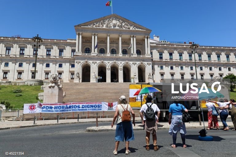 Parlamento rejeita encerramento do grande comércio ao domingo