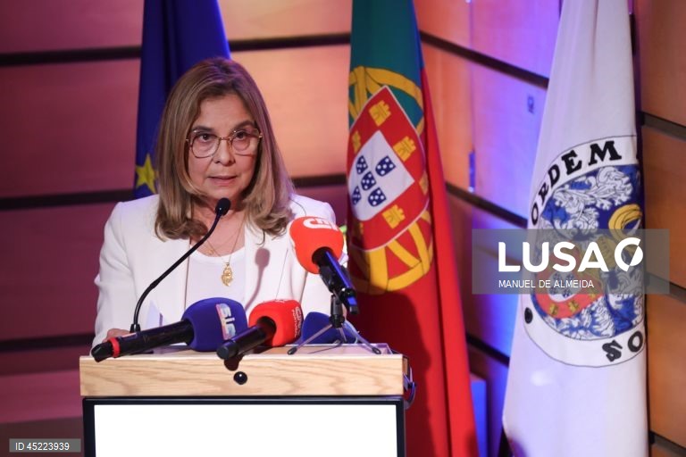 Ministra da Saúde diz que vai continuar no cargo