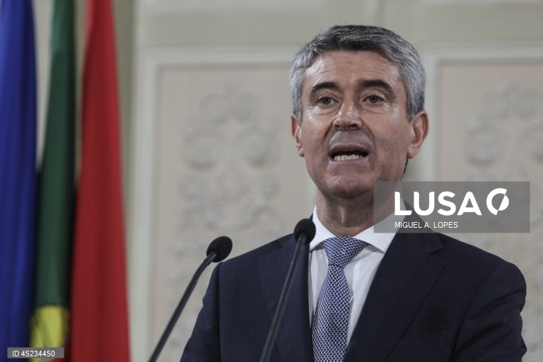 Líder do PS pede humanismo e sensibilidade social na resolução dos casos de habitações precárias