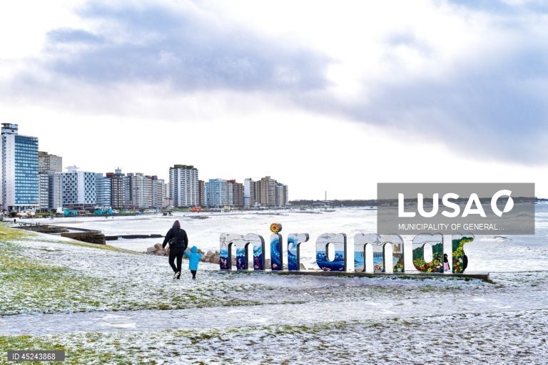 Historic snowfall covers beaches on the Argentine coast in the midst of a polar wave