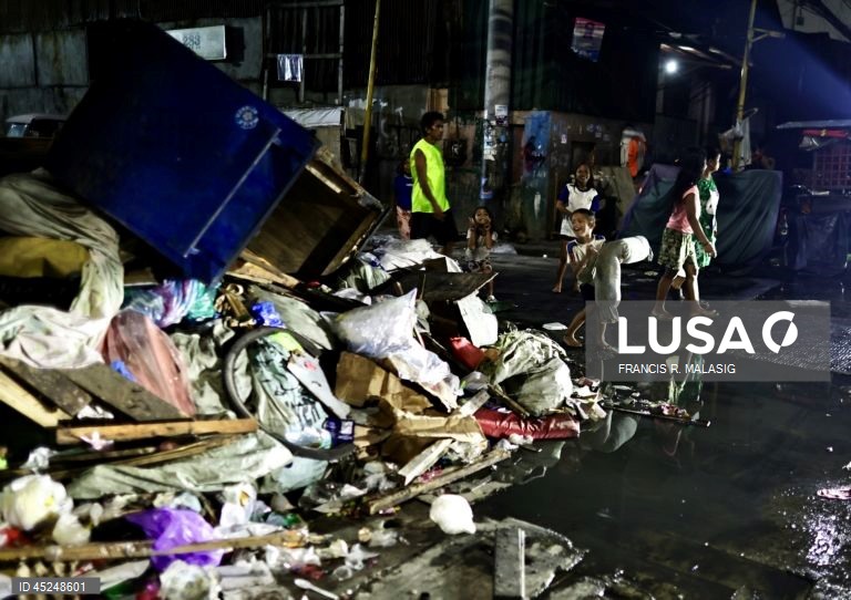 Manila city mayor calls for a state of public health emergency due to uncollected trash