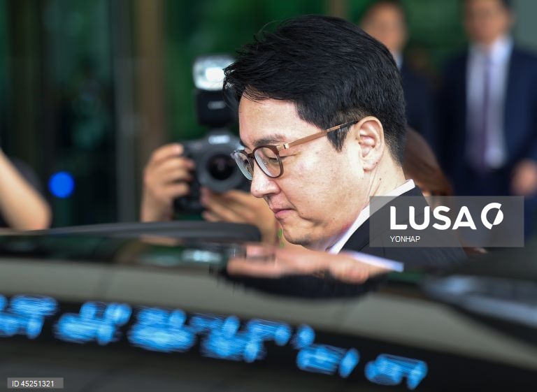 Outgoing chief prosecutor attends ceremony marking his departure