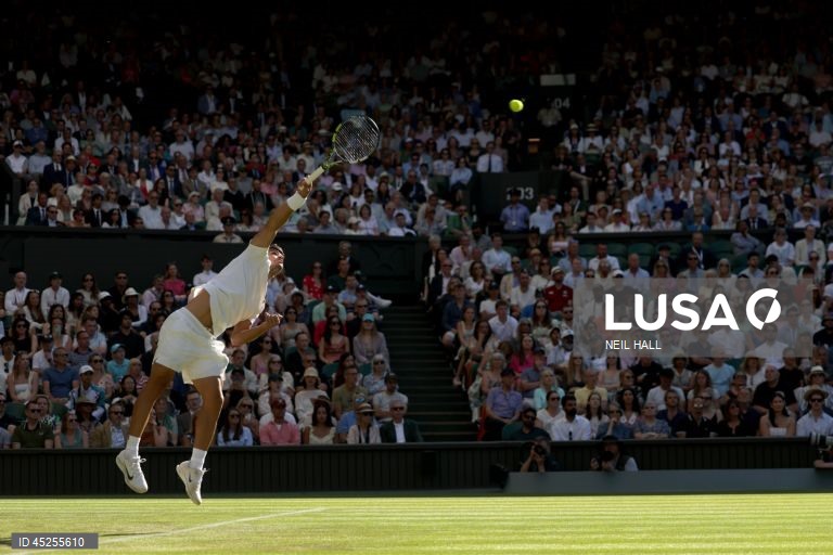 Bicampeão Alcaraz avança sem dificuldades para a terceira ronda de Wimbledon
