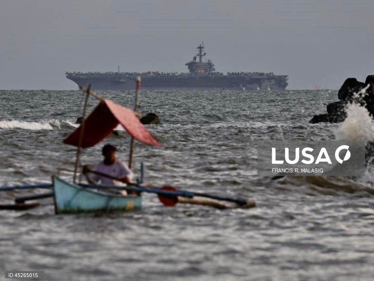 The US Navy’s Nimitz-class nuclear-powered aircraft carrier USS George Washington (CVN-73) anchors at Manila Bay