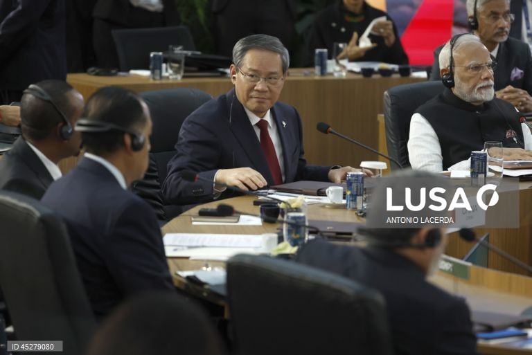 China apela aos BRICS para liderarem reforma da governação global