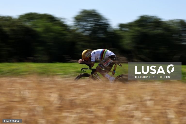 Evenepoel vence crono e Pogacar assume liderança da geral no Tour