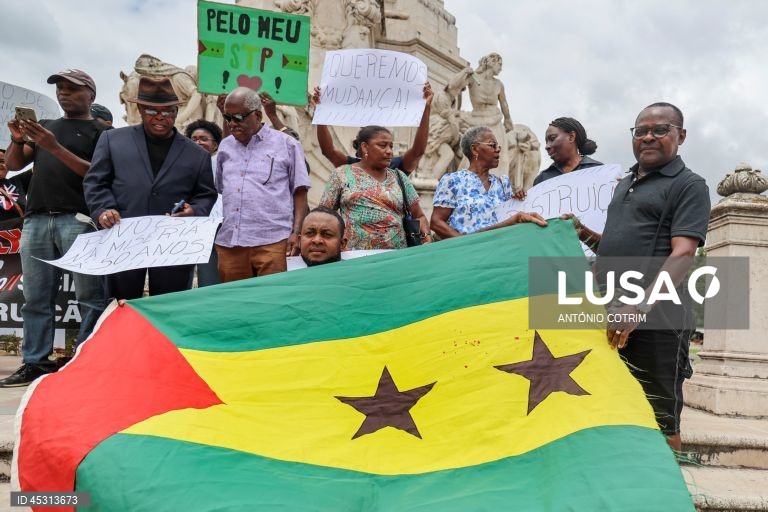 Dezenas de ativistas são-tomenses manifestam-se em Lisboa contra 50 anos de má governação