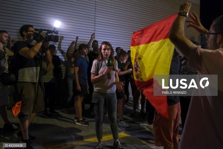 Cem extremistas perseguiram jornalistas em manifestação na cidade espanhola de Torre Pacheco
