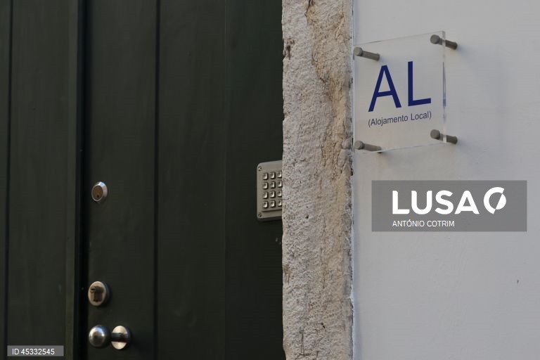 Maioria dos portugueses apoia redução do alojamento local e mais controlo do turismo - estudo