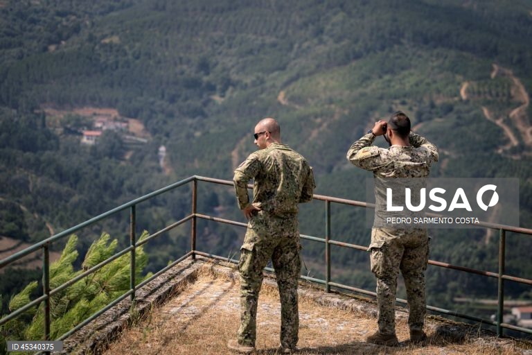 Militares do Exército são vigilantes e protetores da floresta no verão