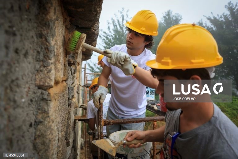 Esforço solidário de universitários ajuda a reabilitar casa degradada em Sever do Vouga