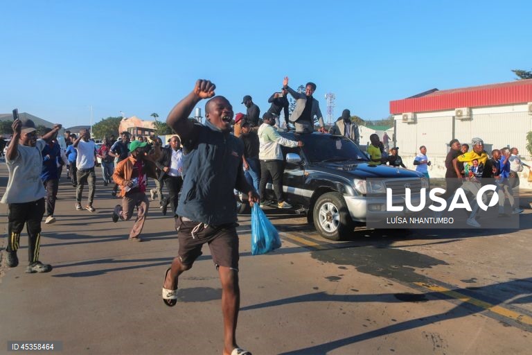 Polícia lança gás para dispersar apoiantes após Mondlane anunciar em Maputo nova ida à PGR