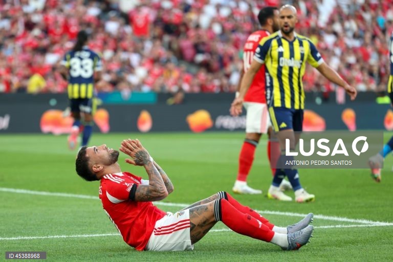 Benfica apresenta-se com quatro reforços e um plantel provisório de 31 elementos