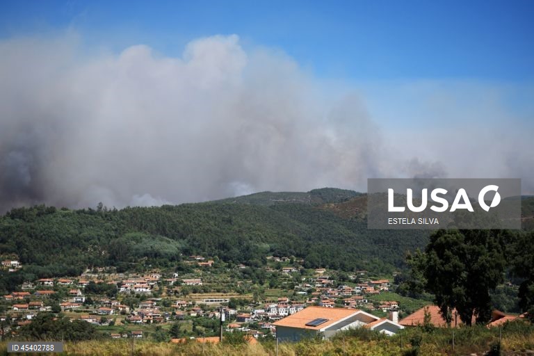 Quatro estradas nacionais cortadas em quatro distritos devido a incêndios