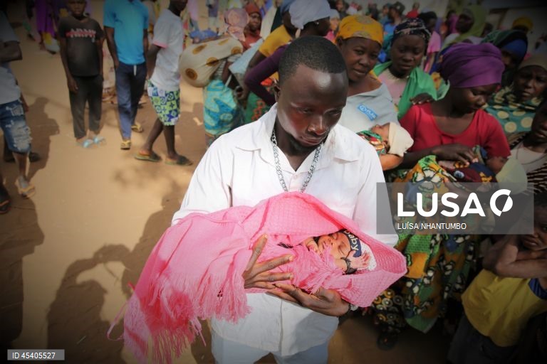 Com 15 dias de vida Neusa foi carregada dia e noite pelo pai para fugir aos terroristas em Moçambique