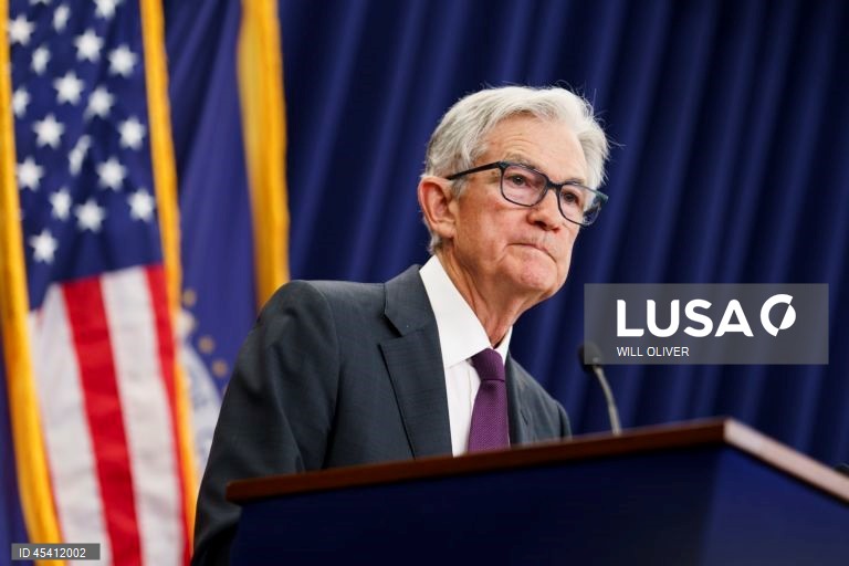 Powell admite cortes de juros para apoiar emprego, mas alerta para riscos na inflação