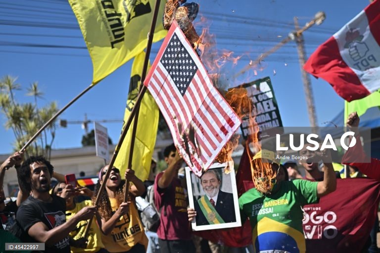 Movimentos sociais protestam no Brasil contra tarifas de Trump