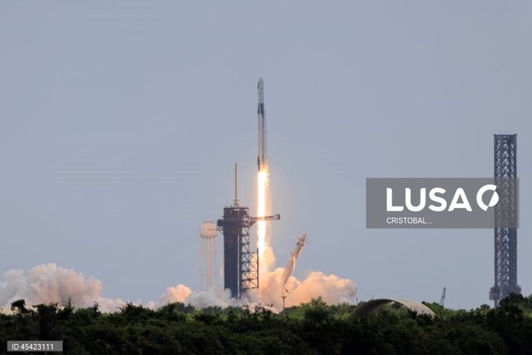SpaceX envia quatro astronautas para Estação Espacial Internacional em 15 horas