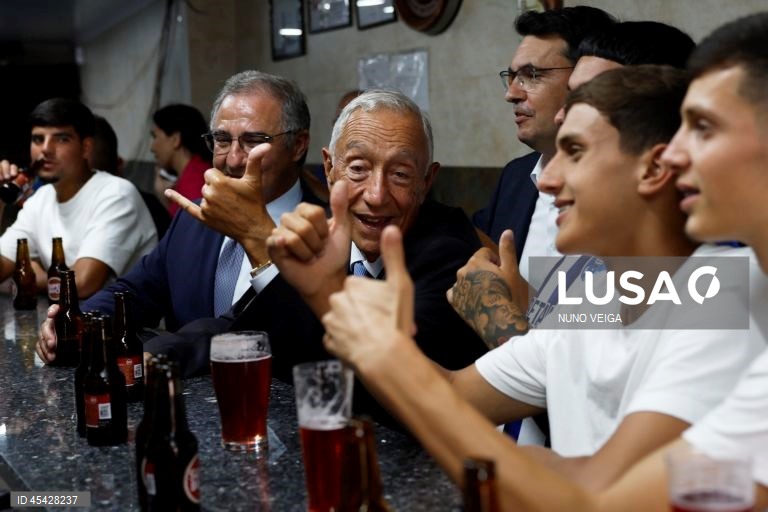 Rabo de Peixe pôs Marcelo a conduzir um barco de pesca e a beber minis ao balcão