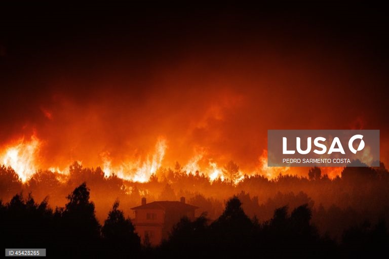 Vento forte aproxima fogo da aldeia de Vila Cova em Vila Real