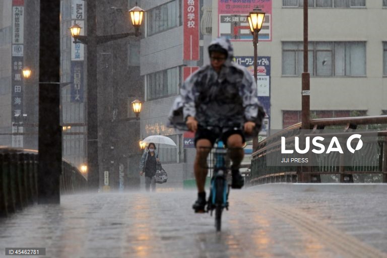 Chuvas torrenciais no sul do Japão provocam inundações e perturbações nos transportes
