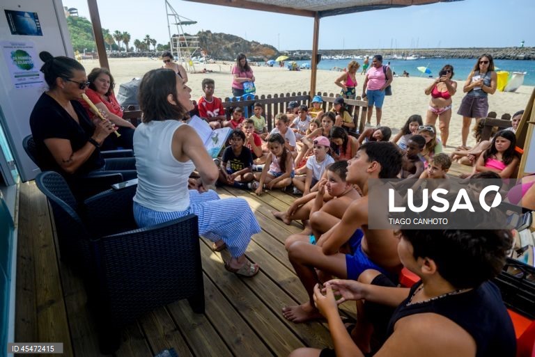 Contos musicados na areia da praia de Sines encantam miúdos e graúdos