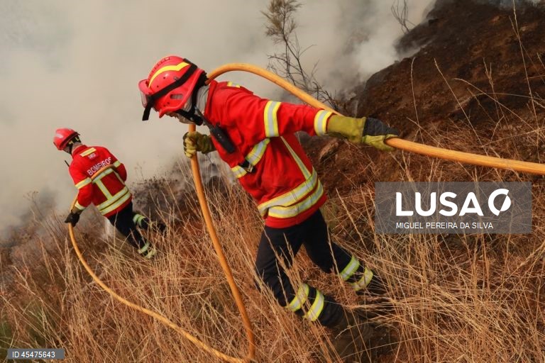 Condições climatéricas adversas preocupam bombeiros no incêndio no Douro Internacional